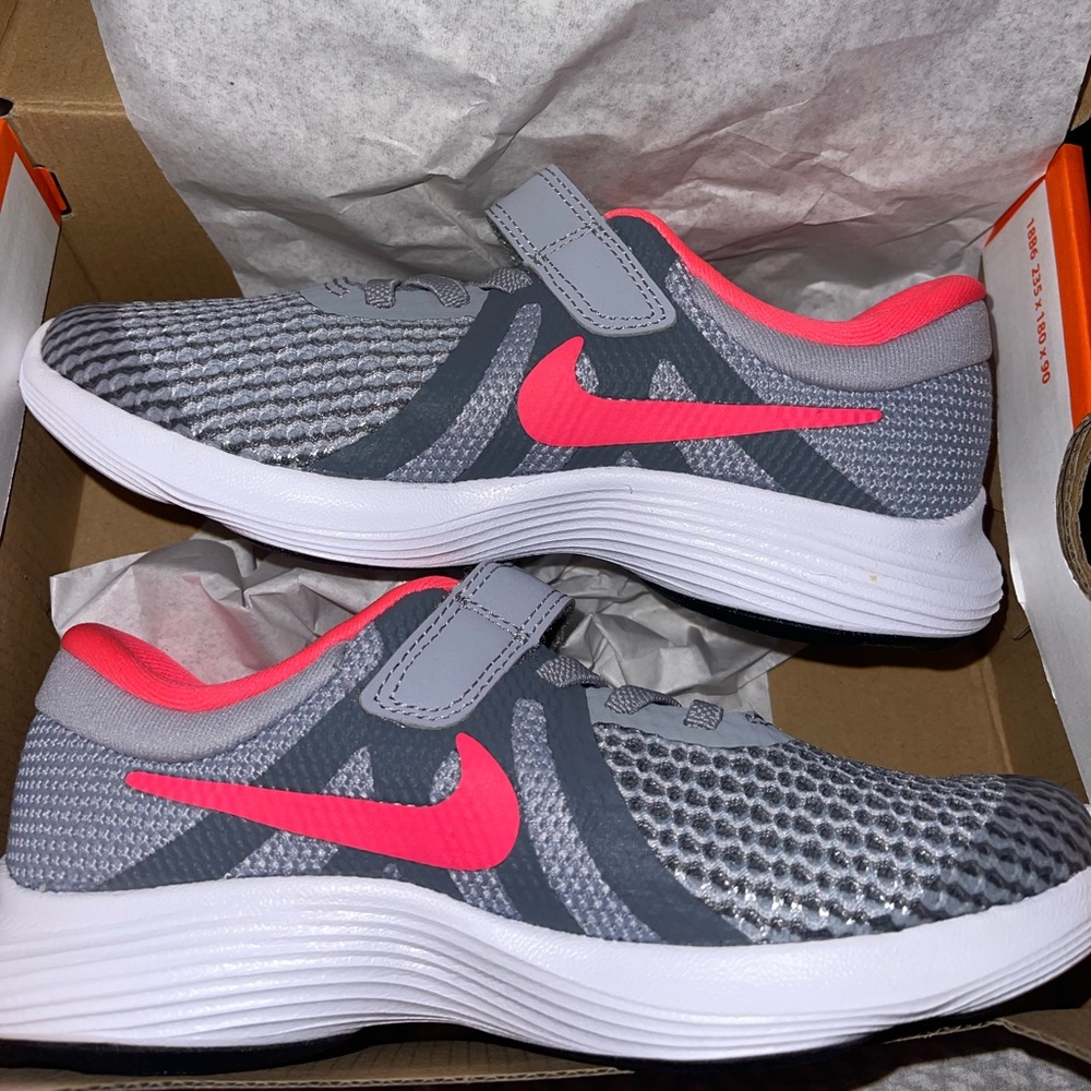 Hot pink girls Nike tennis shoes. Size 13C. Brand new, never worn.